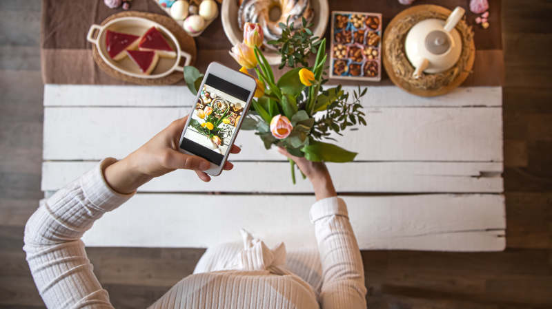 10 Easy Affiliate Marketing for Small Biz Ideas 5 Florist picking niche for passive income with side hustle examples.